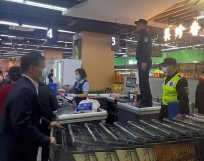 民警站上收银台喊话“不要给陌生人转钱”，最终找到当事女子