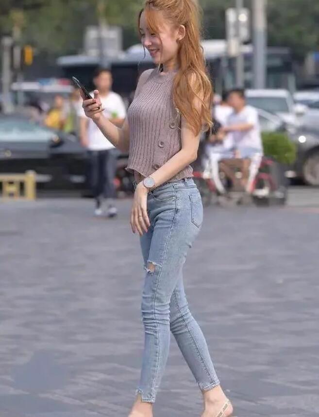 浙江时尚街拍美女,休闲装依然穿出精致感