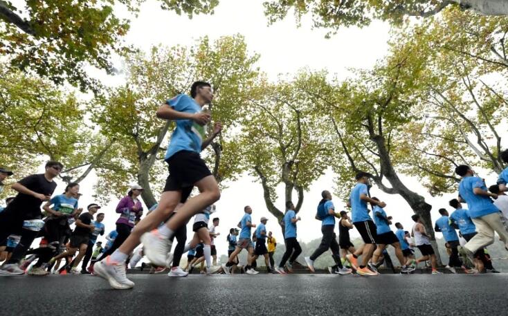 杭马冠军2:17:17！今年的奖牌很特别