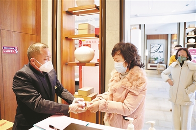 小区送上“爱心牌”现熬防疫药包 疫情防控也可以是暖暖的