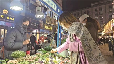 杭州小夫妻武林夜市卖多肉，见证城市烟火回归