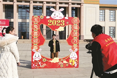 一抹“志愿红” 更添杭城新春年味