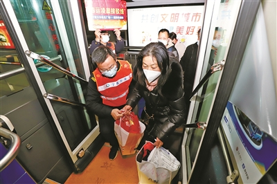 回来了，凌晨的火车站有公交车在等待