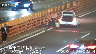 高速上现惊魂一幕：男孩“指挥交通”  交警严厉批评处罚了因车辆爆胎停在杭州湾跨海大桥段的车主