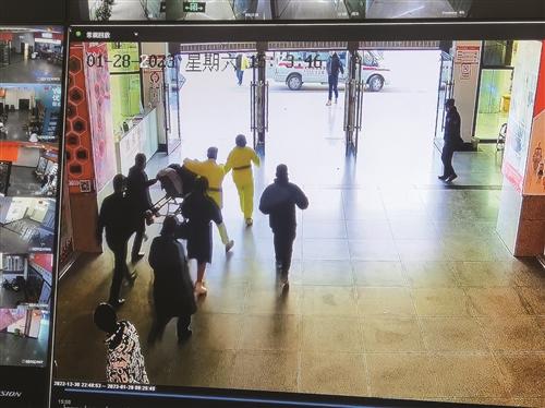 男子突发心脏骤停 众人合力救援 温岭首次启用AED“抢”回一条命