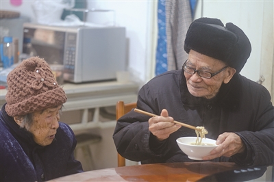 100岁丈夫牵手101岁妻子告白——  “因为遇见你 从此不分离”