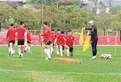 中国男足亚运队出征迪拜 用高质量比赛备战杭州亚运会
