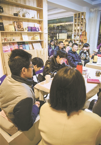 坚守！一家小书店的倔强生存  女主人英子风雨13年，只为心中那个梦想