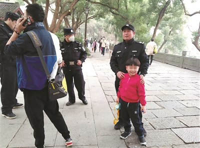 寻人又寻物 解游客燃眉之急 景区保安小哥 给你一个赞