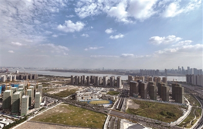 昨天杭州这场土拍很精彩 13宗地块成功出让，其中8宗溢价封顶
