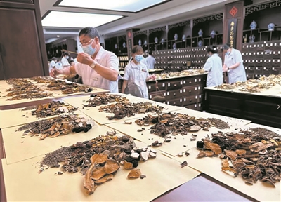 激活医药互动板块，摘得“药店价值榜百强”称号  延生堂:让传统中医服务百姓健康