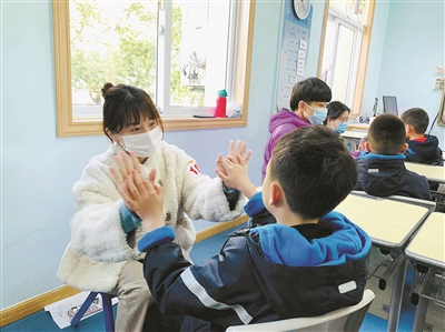 和特需儿童一起做操 听特教老师真诚分享 这60名新教师为啥走进特教课堂当“学生”？