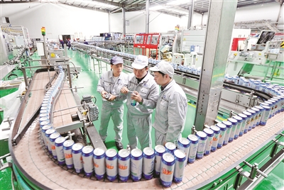 生产线上，罐装啤酒像子弹在“飞” 记者下车间感受千岛湖啤酒销量增长的动力