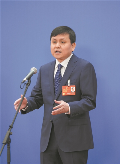 温籍委员张文宏接受采访