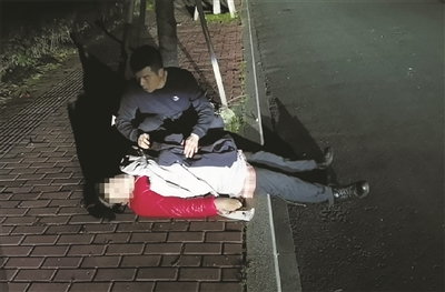 寒夜里女子倒在路边 德清“雷锋”毫不犹豫援手相救