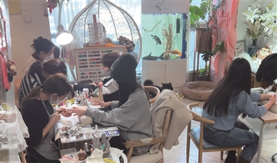 茶舍一座难求 花店老板“急招人” 杭州“繁忙的小店”划出消费提振上扬曲线