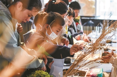 人不负青山 青山定不负人 昨天，“杭州林”中面积最大的企业公益林“绿城林”援种仪式启动