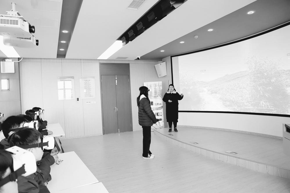 VR技术、机器人、二维码名片、多屏教学……  科技进课堂，教学更高效 绍兴财经旅游学校信息技术2.0项目带来课堂新模式