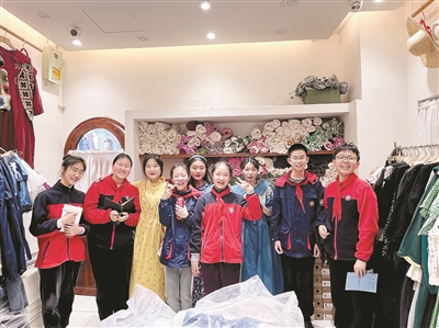 小学生劝妈妈少买些衣服 “小课题”里有“大智慧” 让孩子们对“衣食住行”的认识有了新高度