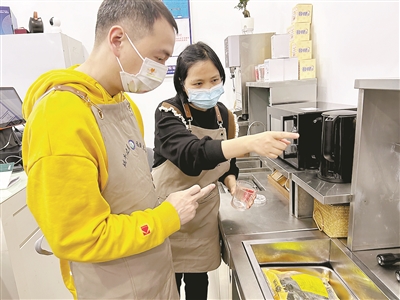 咖啡拉花得到大家点赞 这里的咖啡师都是残疾人 全国首个“蜗牛之翼”门店在杭开业
