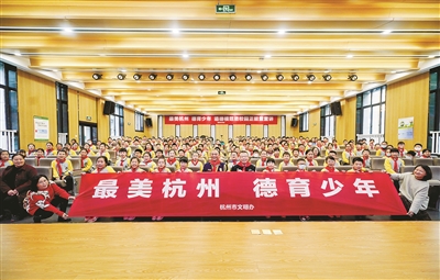 道德模范进校园 榜样力量促成长