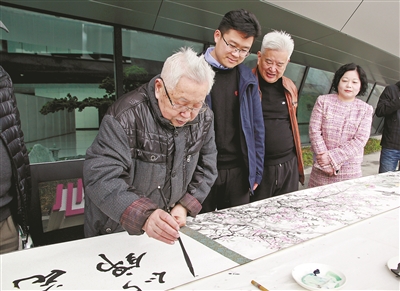 繁花似锦迎亚运 执笔写生画石桥
