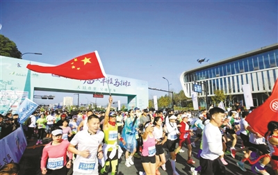 2023临安半程马拉松开跑 5000名跑友在一路风景中“跑游”吴越名城
