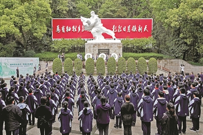 清明祭英烈 薪火代代传