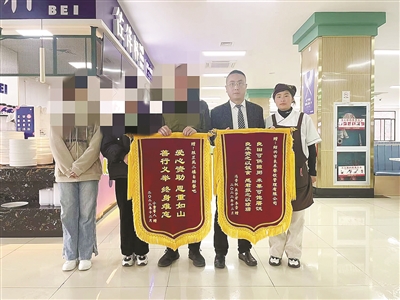 淋过雨的人，更懂得为别人撑把伞 食堂夫妇2年为学生免费提供千份餐食