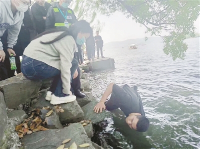 湖水很冷 人心很暖 西湖景区好人好事不断涌现