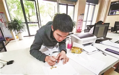 一直舍不得戴的项链丢了 民警“反向操作”寻失主