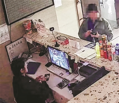 多亏了这些“多管闲事”的人 女子匆忙开房后，宾馆前台悄悄跟了上去