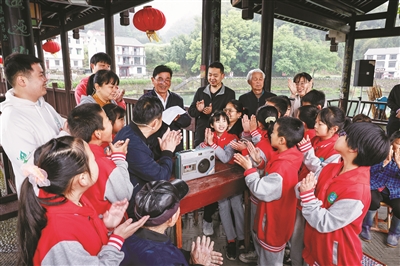 见字如面 下姜廊桥上响起诵读声