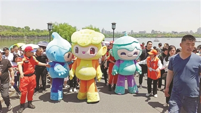 杭州亚运会吉祥物闪现西湖景区 特别的礼物献给特别的他们
