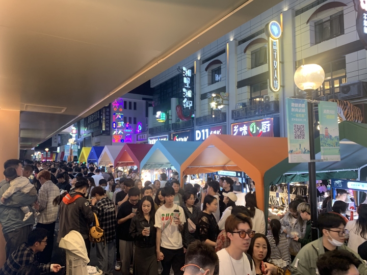 杭州武林夜市游客太“爆”了 一天清理150桶垃圾