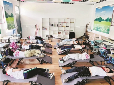 钱塘区送出“幸福抱枕” 建德市改造“午睡空间” 午休“躺睡”孩子们直呼“太舒服”了