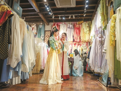 妆容造型+外景拍摄+文化普及 汉服店赚“美美的”钱