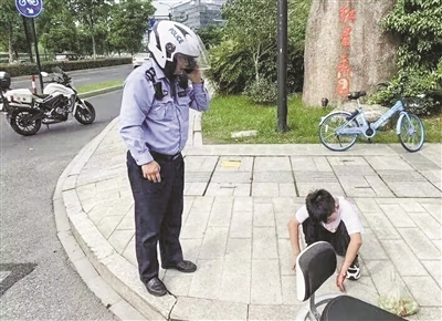 8岁小孩外出走丢 多亏好心人路边守着