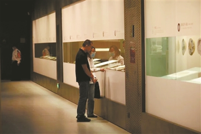 共赴一场清凉之约 “西泠仁风·精品书画扇展”亮相中国扇博物馆