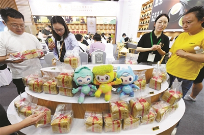 第五届中国国际茶叶博览会在杭举办 易炼红唐仁健王浩刘捷王成李岩益姚高员李火林马卫光出席相关活动