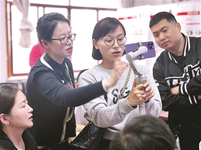 茶地变课堂 老师送教忙 直播课教学助力茶农拓宽就业路