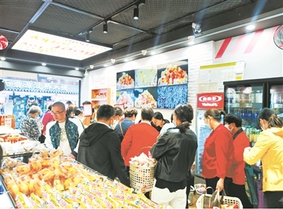 网传“老婆大人”会员卡停用 宁波不少门店为此排起长龙  公司声明：会员卡停用系谣言，将确保消费卡可用