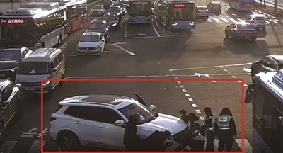 抬车、救人、感恩……  路上的暖心故事在宁波频频上演