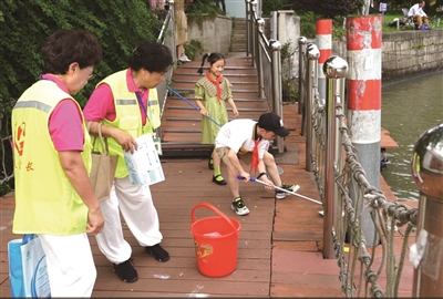 守护碧水清流  我跟“大妈”来巡河