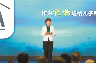 自掏腰包为村里娃建图书室 阿里公益联合本报为周益萍颁奖