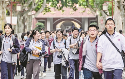 跨越城区送考 爱心司机温情守护学子高考路