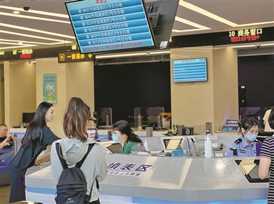 优化办证服务举措 杭州公安出入境业务可免预约办理 暑期或迎办证高峰，建议合理安排时间