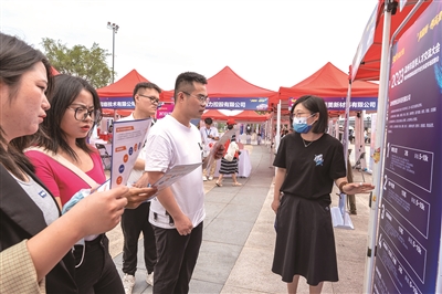 下了动车就应聘 交通住宿有补贴  温州首次举办“车站招聘会” 办到了企业和求职者的心坎上