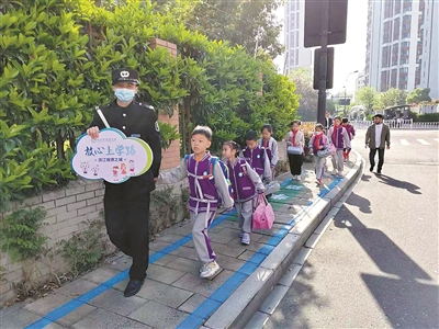 杭城这所小学打造了一条“放心上学路” 实现了人车分离，更好缓解早高峰压力