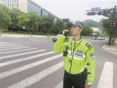 00后骑警遭“跟拍”，还被“告”到了12345 “这样的年轻人一定要表扬”